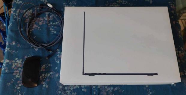 Macbook Air M3 8 GB Midnight + Apple Magic Mouse Model A1657