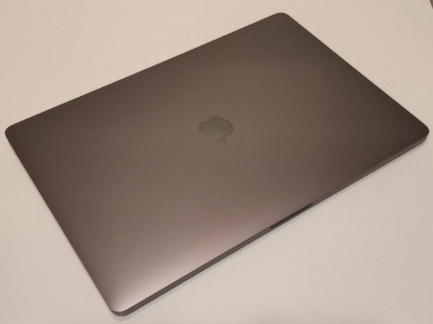 Macbook Pro 15" - 2019 gyrts, 6 mag i7, 32GB, 1 Tera, 4GB Radeon -