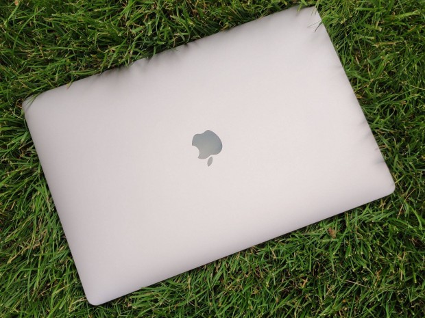 Macbook Pro 15" - 2020 gyrts, 6 mag i7, 16/256GB, 4GB Radeon, touch