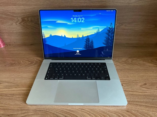 Macbook Pro 16" (32GB RAM, 2TB SSD)
