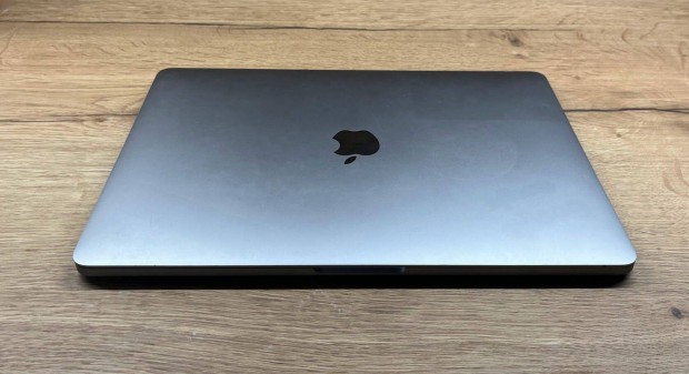 Macbook Pro 2017 13" / i7 / 16GB / 256GB / j akku