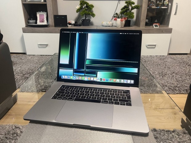 Macbook Pro 2017 Új Akku i7 7820HQ 4Mag 8Szál 16GB 512SSD 4GB AMD
