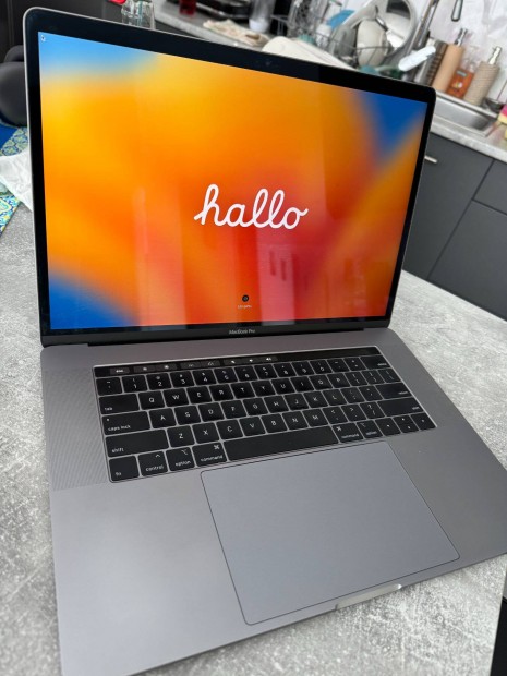 Macbook Pro 2018 i7 16/256 Touchbar - Amerikai billentyzet