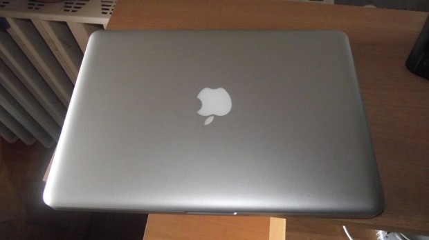 Macbook pro 2012 mid tartozkokkal 2 akkuval egrrel