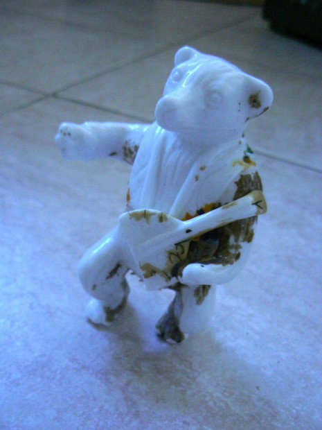 Maci medve balalajkval ll porceln szobrocska 10cm