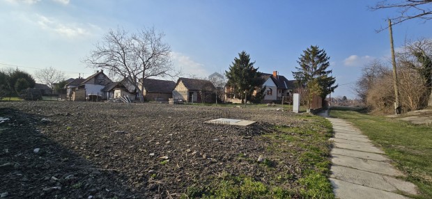 Madocs�n belter�leti, k�zm�ves �p�t�si telek elad�