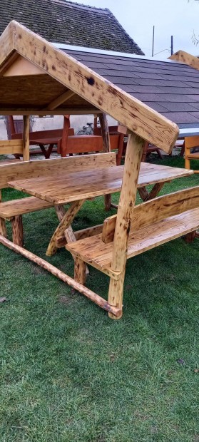 Magas fny lakkal kezelt antik hats kerti btor egyenesen a gyrtt