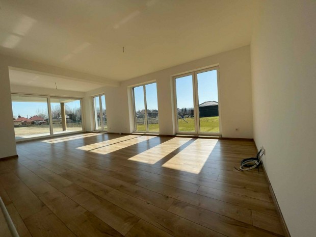 Magas min�s�get k�pvisel� �j �p�t�s� csal�di h�z K�taj k�zpontj�ban!