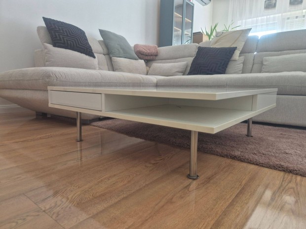 Magasf�ny� doh�nyz� asztal