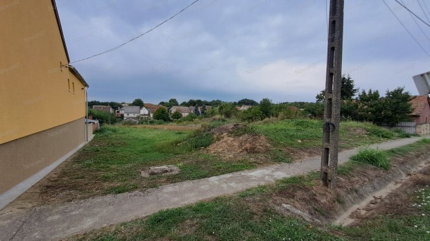 M�gocson csendes k�rnyezetben �p�t�si telek elad�