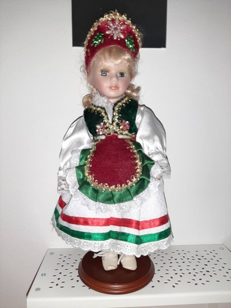 Magyar npviseleti porcelnbaba 