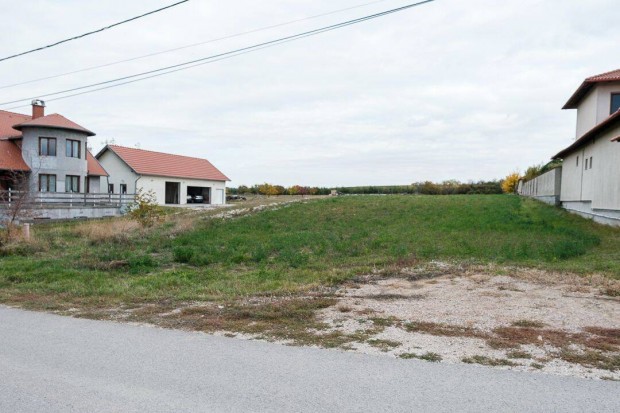 Magyaralm�son 2502 nm �sszk�zm�ves telek elad� 25 M