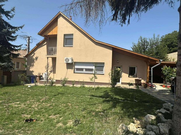 Magyarsz�ken fel�j�tott csal�di h�z elad�