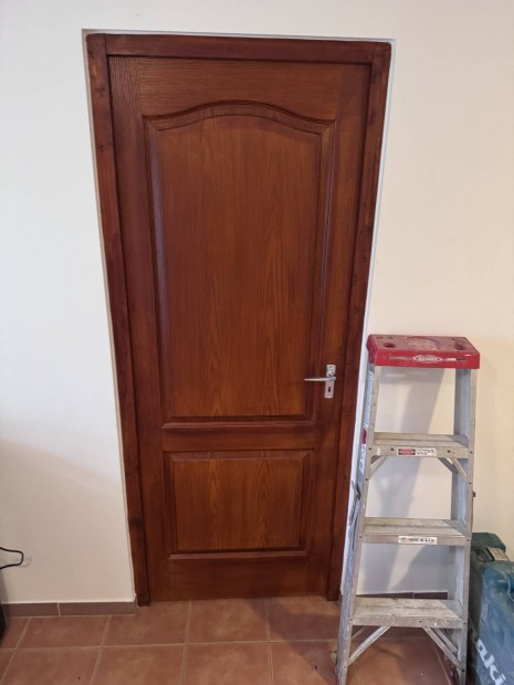 Mahagóni színű valódi fa 80as ajtó