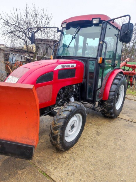 Mahindra Feng Shou kistraktor traktor mszakival eszkzeivel elad