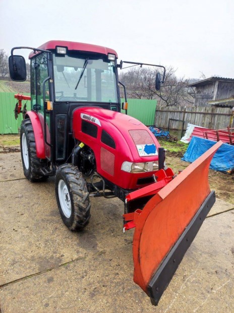 Mahindra Feng Shou kistraktor traktor mszakival eszkzeivel elad