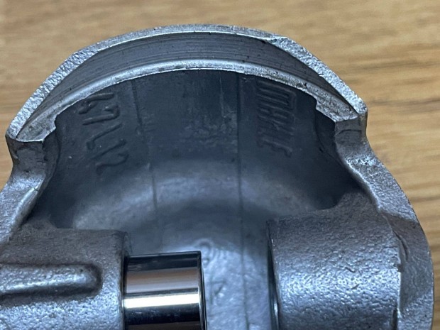Mahle 47L12 R021 "A" láncfűrész dugattyú eladó. 47mm