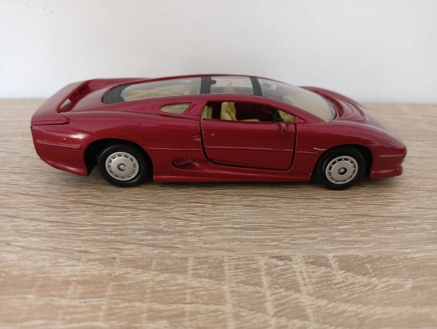 Maisto 1992 Jaguar Xj220 Diecast Model Car Red 1:40