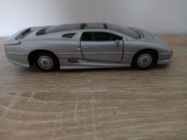 Maisto Jaguar Xj220 1/43 silver