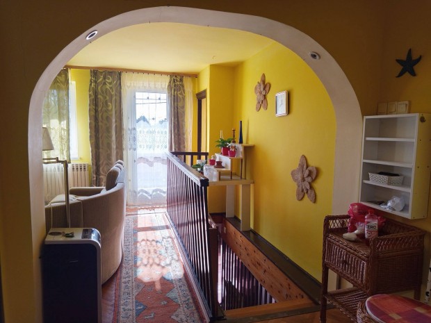 Majl�ton a B�kk kapuj�ban csal�di h�zr�sz kiad� !