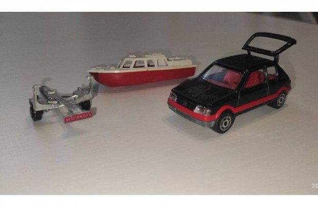 Majorette Peugeot 205 GTI és hajószállító utánfutó
