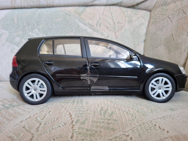 Makett VW Golf 5 1:18 burago
