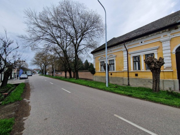 Mak kzpontjban, a Kazinczy utcn nagy tglaplet elad!