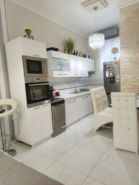 Mak�n a Kossuth utc�ban 51m2-es fel�j�tott udvari lak�s elad�