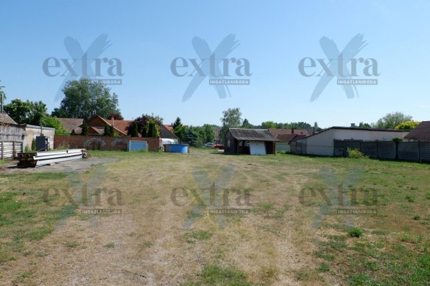 Mak�n �p�t�si telek a belv�rosban