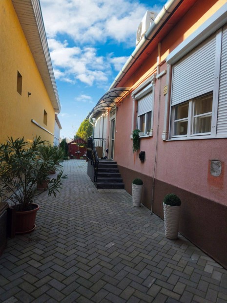 Mak�n udvari 99 m2-es ig�nyes polg�ri lak�s elad�