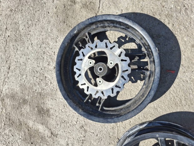 Malaguti F12 R felni párban