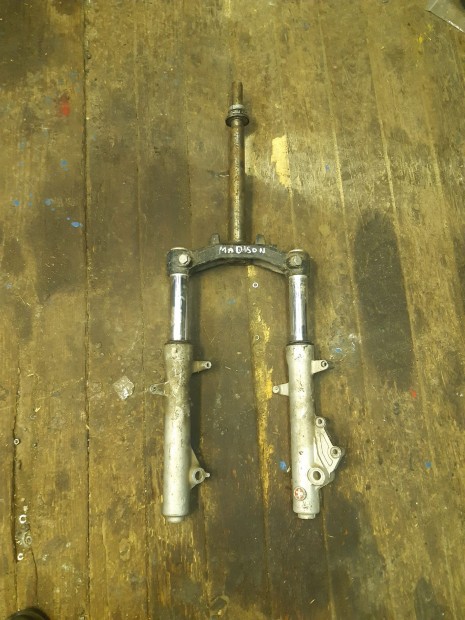 Malaguti Madison 125-180 els� teleszk�p