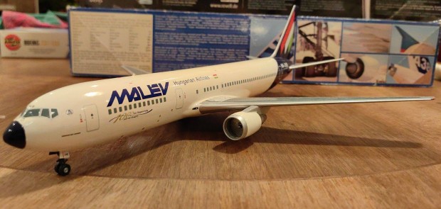 Malév Boeing 767-300ER, HA-LHD, repülőgép makett, 1:100-as