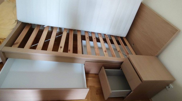 Malm IKEA ágy + 2 db ágy alatti fiókos ágyneműtartó + éjjeliszekrény