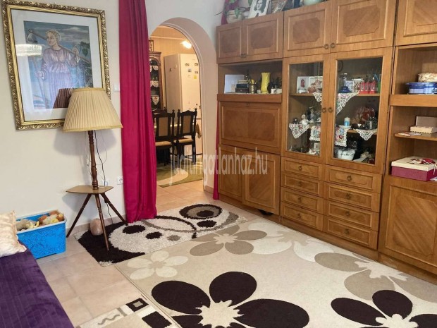 Malom Utc�n Els� Emeleti Kett� Szob�s Lak�s Gar�zzsal Egy�tt Elad�