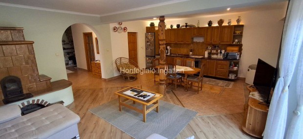 Malomkert k�zel�ben 5 szoba+ 2 nappalis csal�di h�z elad�