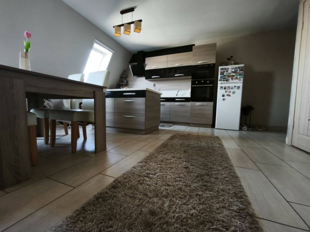 Malomkertben Nagy Bels�szintes 83 NM-Es Egyedi G�zf�t�ses Lak�s Elad�