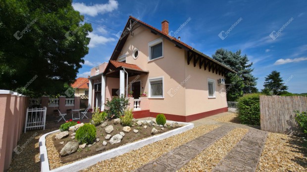 M�lyiban 100 m2-es csal�di h�z gy�ny�r� kerttel �s gar�zzsal elad�