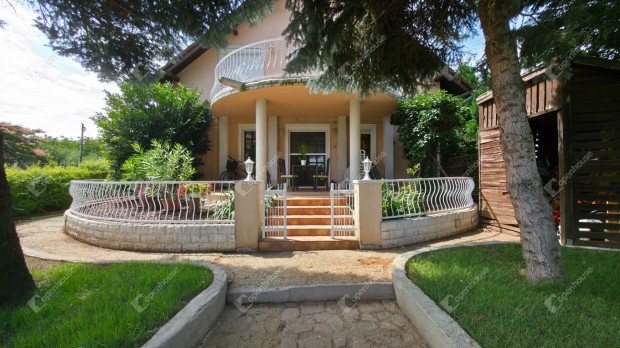 M�lyiban 100 m2-es csal�di h�z gy�ny�r� kerttel �s gar�zzsal elad�