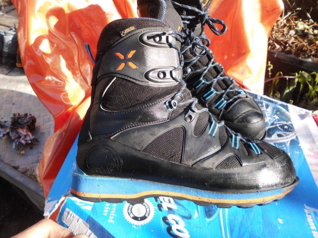 Mammut fekete 44.5-es trabakancs elad,