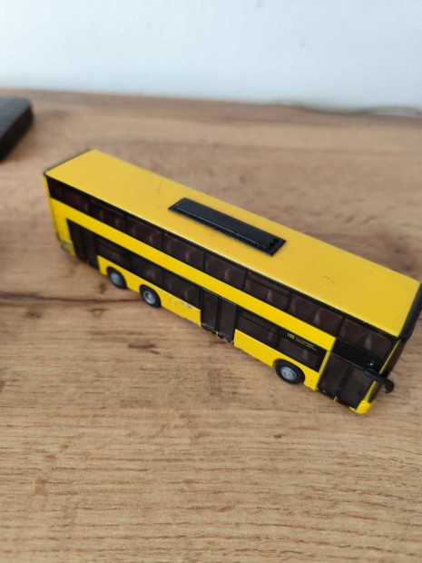 Man sárga kétemeletes busz matchbox