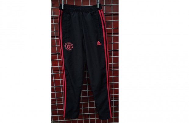 Manchester United eredeti adidas fekete piros gyerek hossznadrg 140