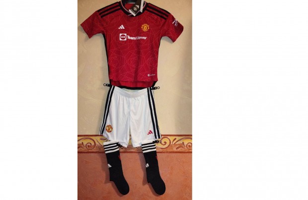 Manchester United eredeti adidas piros fehr fekete gyerek szett (116)