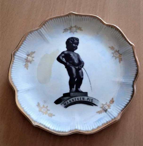 Manneken pis figurs, lszteres porceln dsztnyr