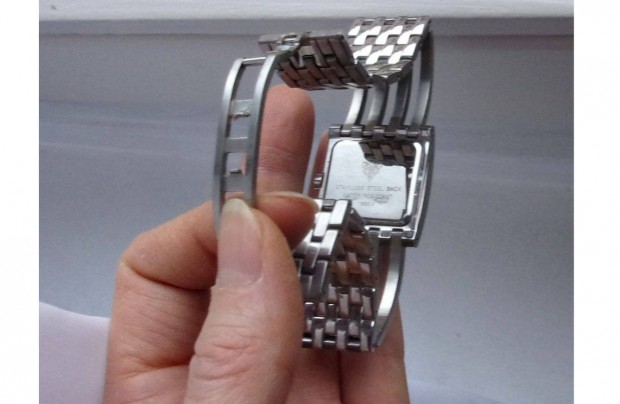 M�rk�s Gucci kar �ra �jpest k�zpont k�zel�ben kar�ra