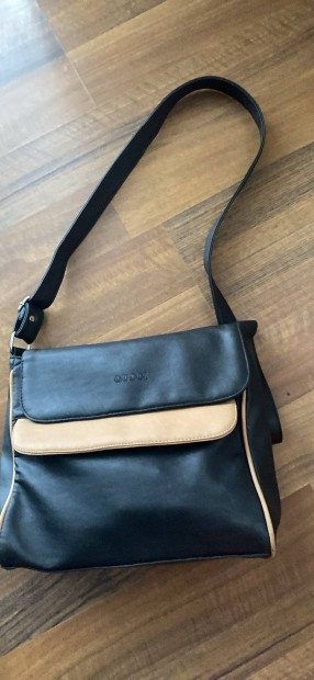 M�rk�s b�r t�ska 