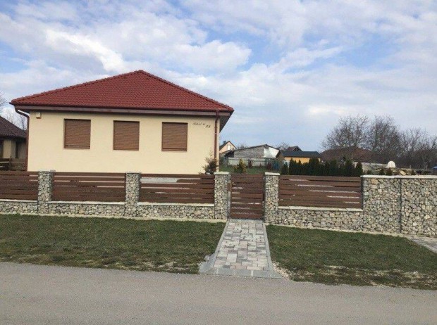 M�rk� legcsendesebb utc�j�ban 121m2 csal�di h�z elad� (telek:1002m2)