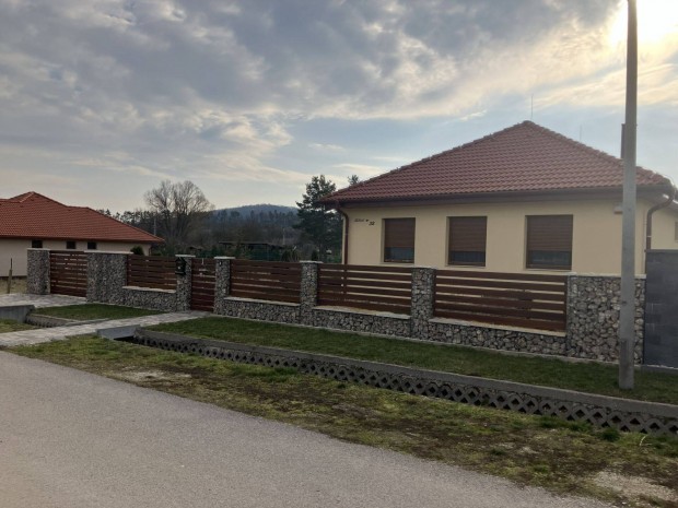 M�rk� legcsendesebb utc�j�ban 121m2 csal�di h�z elad�(telek:1150m2)