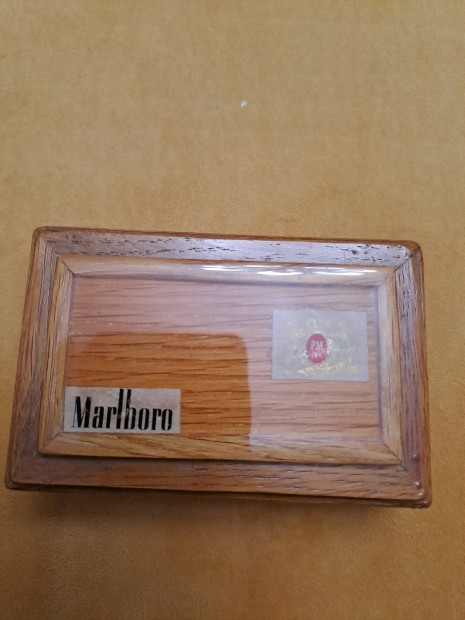 Marlboro cigarettatart doboz