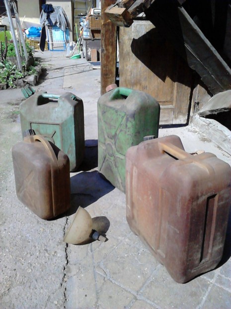 Marmon kanna , benzin kanna , 5db , tankol�cs� t�lt�pisztoly , t�lcs�r